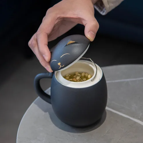 Vista 4 de HEER Taza de té para gatos con infusor y tapa, taza de té de cerámica de 13.5 onzas, regalo para amantes de los gatos para amigos y familia (negro)