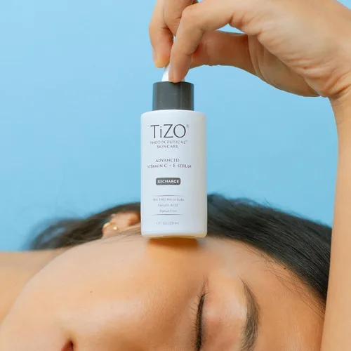 Vista 5 de TiZO Suero fotocéutico avanzado de vitamina C + E con ácido ferúlico y bakuchiol