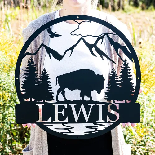 Vista 2 de Letrero personalizado con monograma de círculo de bisonte para exteriores, decoración de bisonte solitario, letrero de campamento de bisonte