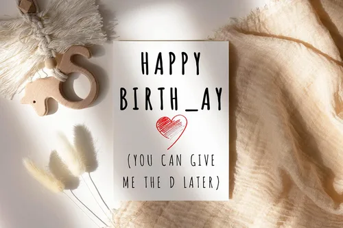 Vista 2 de LissiArt97 Happy Birth-Ay! (I'll Give You The D Later) - Tarjeta divertida de cumpleaños para él, ella, marido, esposa, novio, novia, tarjeta