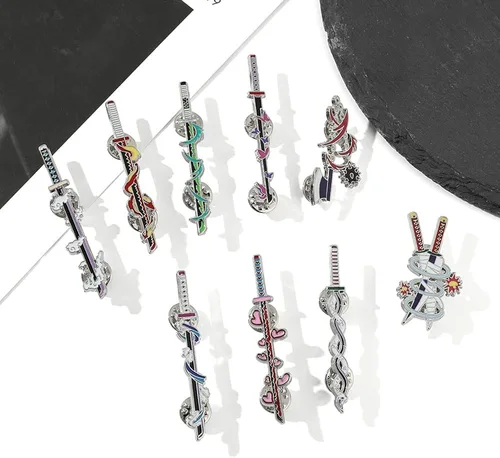 Vista 2 de Alfileres esmaltados de Demon Sword Anime Kimetsu No Yaiba Tanjiro arma solapa Pin Colección Cosplay Broches de recuerdo, regalos para hombres
