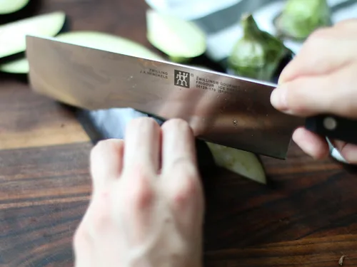 Vista 3 de ZWILLING Cuchillo Nakiri Gourmet de 6.5 pulgadas