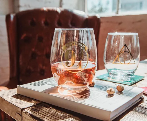 Vista 7 de Toynk Harry Potter Icons - Copas de vino sin tallo, juego de 4 vasos de 20 onzas para mimosas, cócteles
