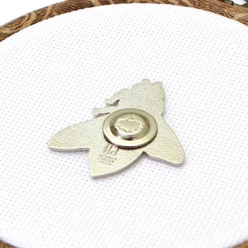 Vista 5 de Awesome Pattern Studio Needle Minder Set - Mandala Bee Magnetic Needle Minder + 2 empujadores de agujas. Pin de esmalte para punto de cruz, bordado