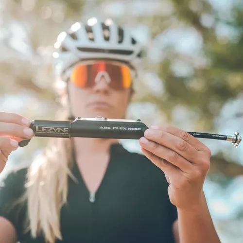 Vista 6 de LEZYNE Bomba de marco de transmisión de presión digital Bomba de bicicleta de alta presión de aluminio mecanizado CNC de 120 PSI con medidor