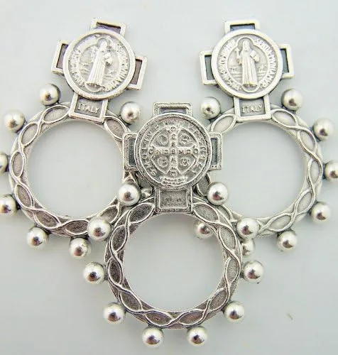 Vista 2 de Religious Gifts Medalla de San Benito Tonificada Plata Anillo Rosario de una Década Tamaño Único, Lote de 3, Plata