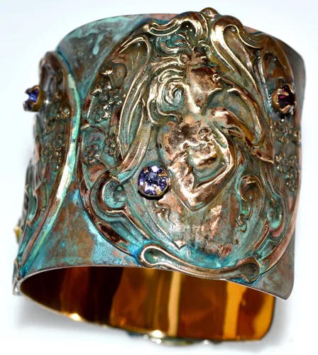 Vista 2 de Elaine Coyne Collectible Artwear Pulsera Art Nouveau de latón con flores - Cristales auténticos, Cobre