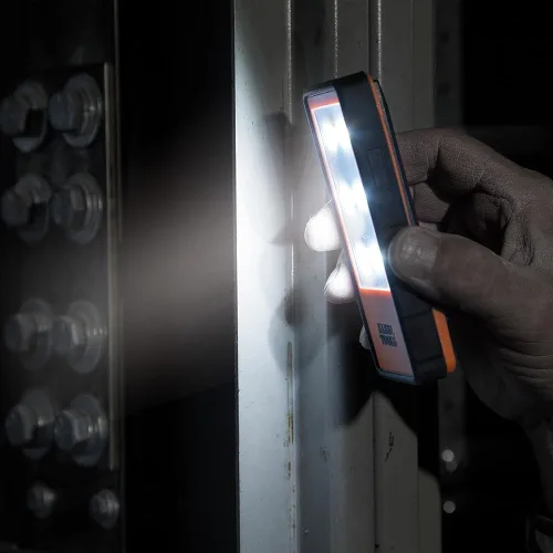 Vista 5 de Linterna LED Klein Tools 56221 con clip magnetizado, funciona con pilas, manos libres, brillo ajustable, naranja, para trabajo, correr, acampar