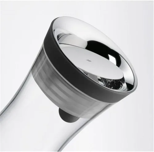 Vista 4 de WMF Jarra de Agua Básica 0,75L Altura 9.3 in Close-Up Cierre Glasss Cromargan® Acero Inoxidable