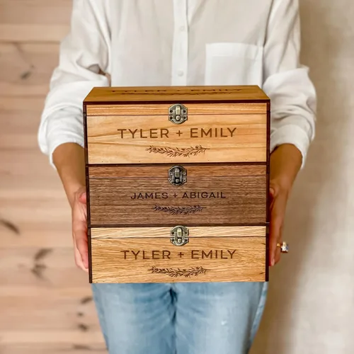 Vista 7 de Caja de Recuerdos Personalizada de Madera con Candado para Bodas, Regalo para Él, Ella, Novio, Novia, Parejas, Aniversario Hombres Mujeres (Roble)