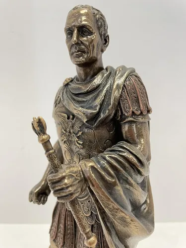 Vista 7 de Cayo Julio César en uniforme militar romano Estatua Acabado Bronce