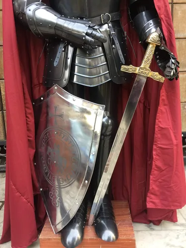Vista 2 de NauticalMart Traje medieval de caballero negro con escudo, capa LARP