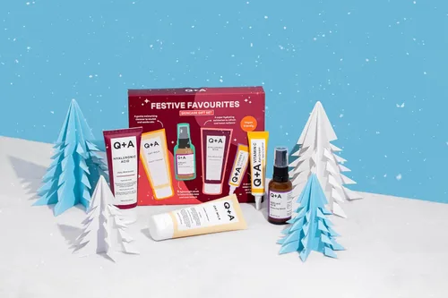 Vista 5 de Q+A Set de regalo Festive Favourites que contiene un hidratante de ácido hialurónico (2.5 fl oz), un limpiador en crema de leche de avena