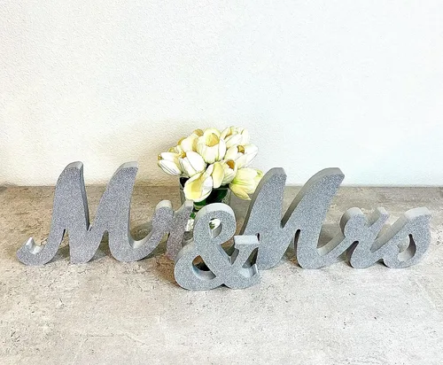Vista 5 de Letrero de madera para decoración de boda de Mr & Mrs para mesa de recepción de novia y novio. Letras de madera para centro de mesa de pareja