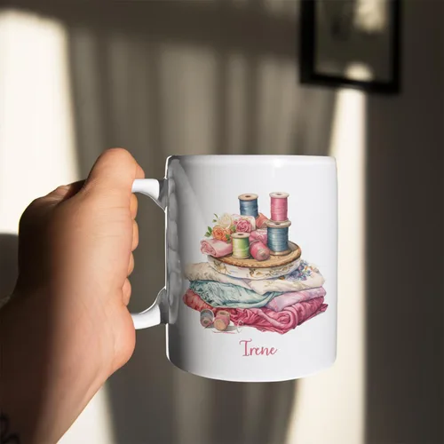 Vista 4 de Taza de café personalizada de pila de tela e hilos, Taza de máquina de coser, Taza de cerámica con nombre personalizado Regalos para amantes