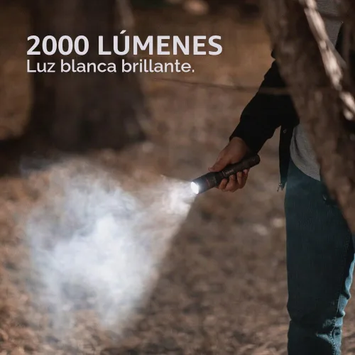 Vista 2 de NEBO Davinci 2000 linterna y cargador portátil 2000 lúmenes, 4 modos de luz, banco de energía recargable por USB, impermeable, luz de camping LED