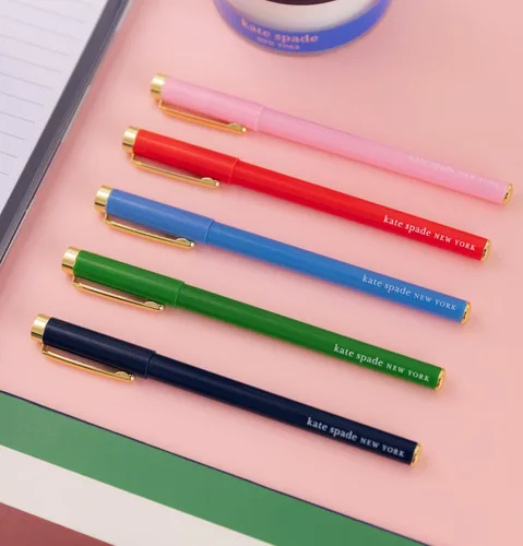 Vista 3 de kate spade new york Juego de 5 bolígrafos de punta fina, bolígrafos coloridos de plástico, bolígrafos de tinta de color de punta fina para escritura