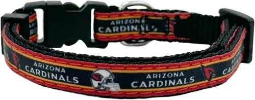 Vista 2 de Collar de gato NFL Arizona Cardinals de raso Collar de equipo de fútbol americano para perros y gatos. Un collar de gato brillante y colorido