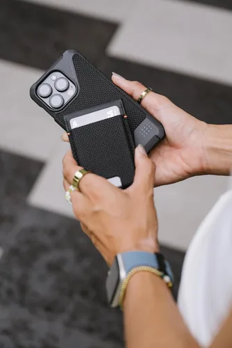 Vista 2 de URBAN ARMOR GEAR UAG - Cartera delgada Kevlar negra para 6 tarjetas con función atril y bloqueo RFID, cartera magnética Metropolis compatible