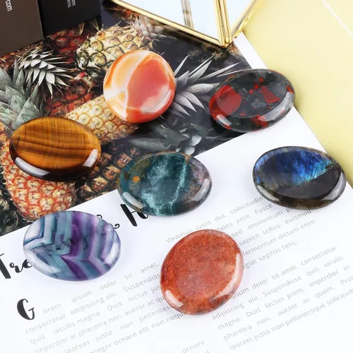 Vista 4 de Artistone Juego de 2 piedras de sangre africanas para el pulgar, piedras curativas naturales pulidas para chakras, para aliviar el estrés