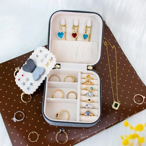 Vista 4 de SANQIANWAN Joyero de viaje de terciopelo de lujo para mujer, mini organizador de joyería pequeña, estuche de viaje portátil para anillos, aretes