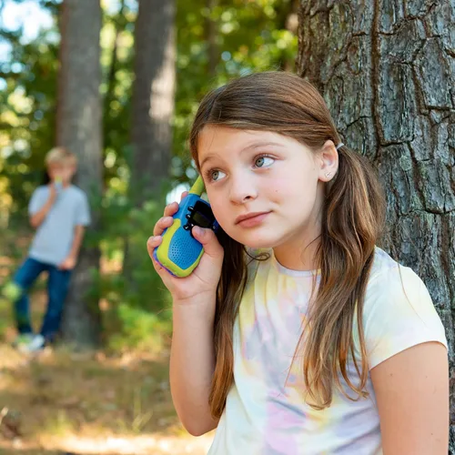 Vista 9 de Walkie Talkies de 22 canales para niños, alcance de 3 millas Paquete de 2 para niños y niñas