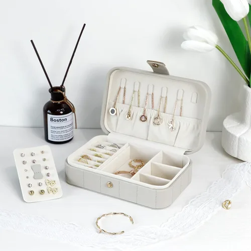 Vista 6 de KAMIER Joyero de piel sintética Joyero acolchado de diamante de viaje para anillos, aretes, collares, organizador de joyas portátil de lujo