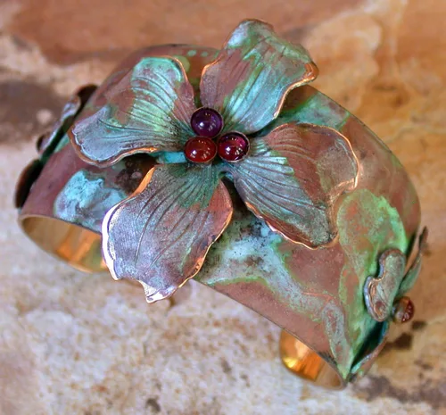 Vista 2 de Elaine Coyne Collectible Artwear Verdigris Patina - Brazalete de latón con flores de cornejo, fabricado en Estados Unidos, Latón, cornalina
