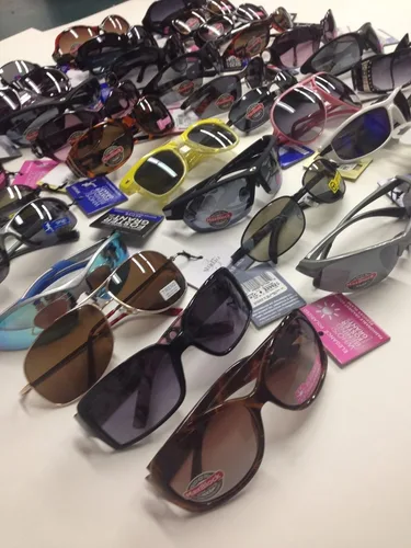 Vista 4 de 75 pares de gafas de sol FOSTER GRANT surtidos estilos