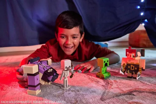 Vista 2 de Mattel Minecraft Legends - Figura de acción de 2 unidades, juego de Creeper vs Piglin Bruiser, juguetes coleccionables Attack & React, escala