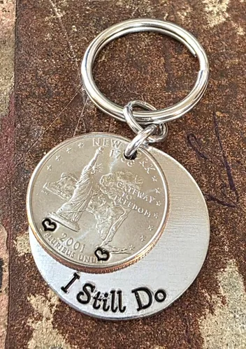 Vista 8 de 25º Aniversario de Plata, 25 Años, I Still Do, Moneda del Año de Boda, Llavero, Opciones Personalizadas, Para Él o Ella, Regalo para Esposo, Regalo