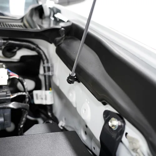 Vista 4 de Redline Tuning 21-27015-02 sistema de cofre de elevación rápida para Toyota Tacoma - Con revestimiento negro y revestimiento antipolvo negro Hood