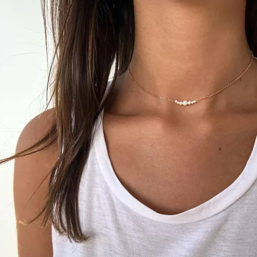 Vista 2 de Feskive Delicado collar con colgante de perlas para mujer, chapado en oro de 14 quilates, elegante collar de perlas de agua dulce, collar de perlas