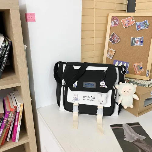 Vista 4 de Juoxeepy Bolsa de mensajero estética con colgante de relleno y pines, bolsa cruzada Kawaii para mujeres y niñas, bolsa de mensajero escolar