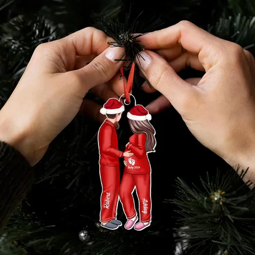 Vista 2 de Adorno de embarazo de Navidad personalizado para padres esperados 2025 – Adorno colgante de embarazo con nombre personalizado, anuncio de nuevo