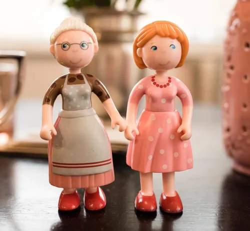 Vista 4 de HABA Little Friends Mom Katrin - Figura de muñeca de juguete de casa de muñecas de 4.5 pulgadas