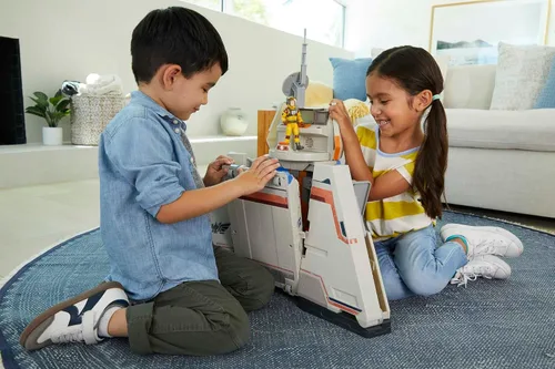 Vista 2 de Mattel Disney Pixar Lightyear Playset con figura de acción Buzz Lightyear y rampa de lanzamiento de vehículos y sonidos, base de comando estrella