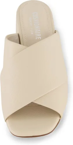 Vista 3 de CUSHIONAIRE Sandalia Garland con tacón de bloque de banda cruzada + espuma viscoelástica, anchos disponibles Arena