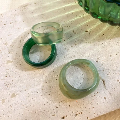 Vista 8 de Viva Joya 24-30 anillos de resina, anillos de plástico acrílicos para mujeres y adolescentes, joyería gruesa y estética, colorida y apilable