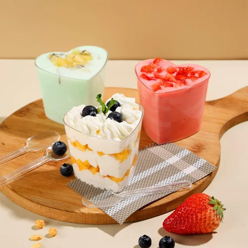 Vista 4 de Paquete de 100 mini vasos de plástico transparente con tapas, recipiente de yogur en forma de corazón de 5 onzas para fiestas, aperitivos