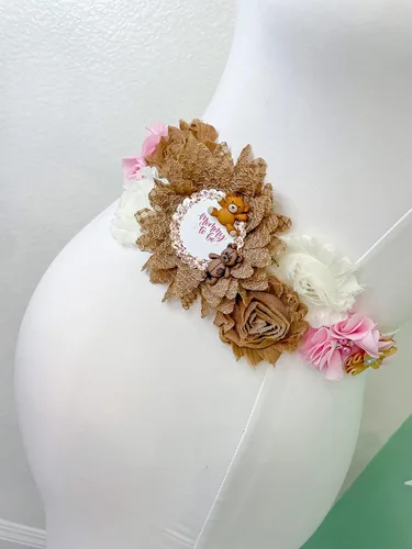 Vista 3 de Banda de maternidad de oso de peluche rosa, para baby shower