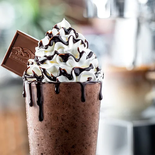 Vista 3 de Ghirardelli - Salsa de chocolate etiqueta negra, 87.3 onzas, una botella