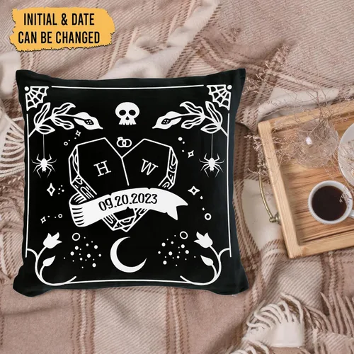 Vista 2 de Hyturtle Almohada gótica personalizada para parejas (inserto incluido) – Decoración espeluznante para Halloween y aniversario de boda – Regalos