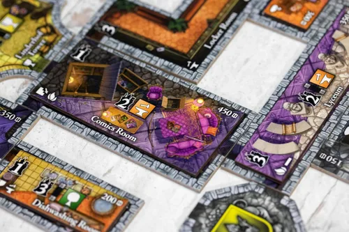Vista 6 de Expansiones de Castles of Mad King Ludwig: complemento modular masivo con renovaciones, pasajes secretos, fosos, torres, decretos reales, fichas