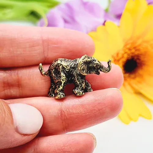Vista 4 de Figura de elefante bebé hecha a mano, pequeña escultura de elefante coleccionable, adorno en miniatura de metal pequeño animal de la selva