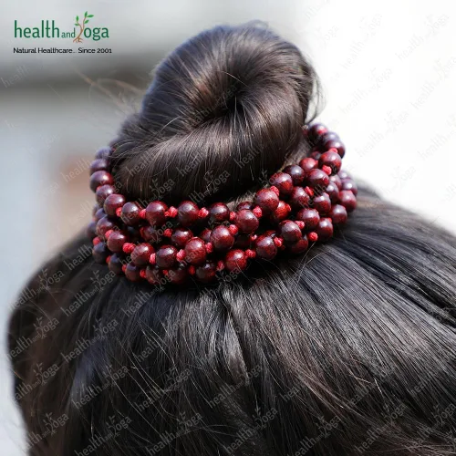 Vista 3 de HealthAndYoga™ Mala de Palo de Rosa (108 + 1 Cuentas con Borla) y Bolsa de Terciopelo - Rosario Anudado a Mano para Canto de Mantra, Meditación