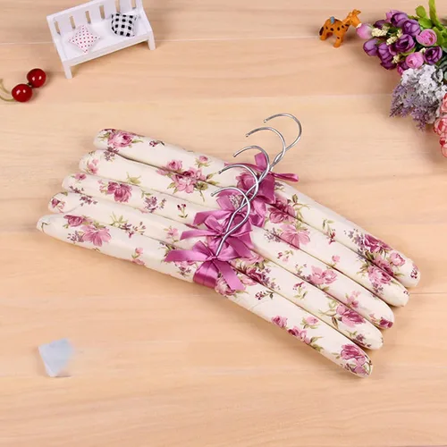 Vista 4 de Perchas acolchadas para ropa, colgador de satén, perchas acolchadas para mujer, suéteres (floral-5 piezas)