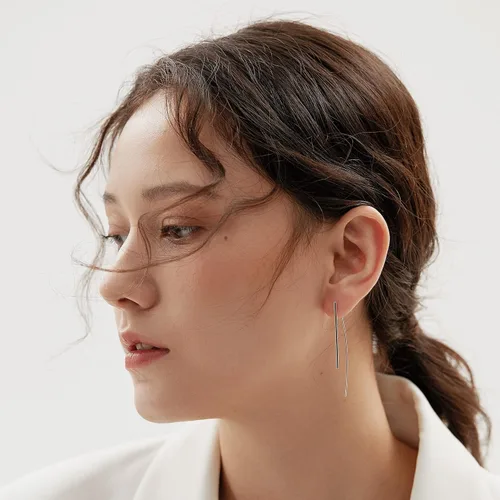 Vista 2 de Aretes de plata de ley 925 curvados hechos a mano, hipoalergénicos, minimalistas, modernos, largos, delgados, geométricos, lineales, para mujeres