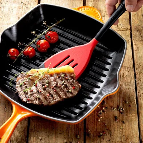 Vista 2 de Sartén parrilla Le Creuset, cuadrada, de hierro fundido esmaltado de 10 1/4 pulgadas, Llama