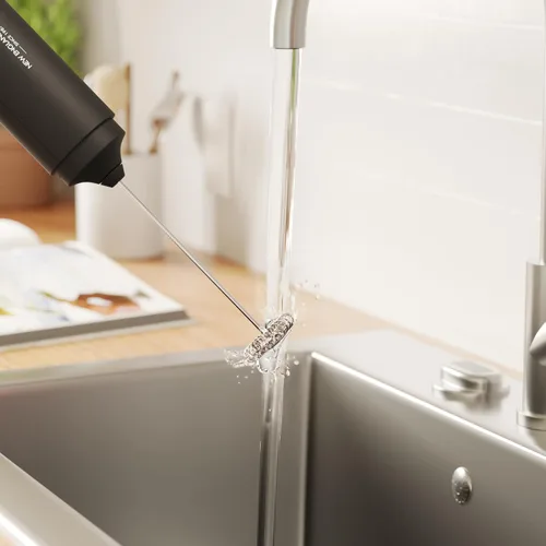 Vista 5 de Espumador de leche de viaje con tapa, fabricante de espuma eléctrica de mano con batidores de acero inoxidable, mezclador de bebidas portátil
